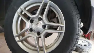 4 pneus d'été Pirelli avec jante en aluminium. 8/32 d'usure bons encore pour plusieurs été. Dimensio...