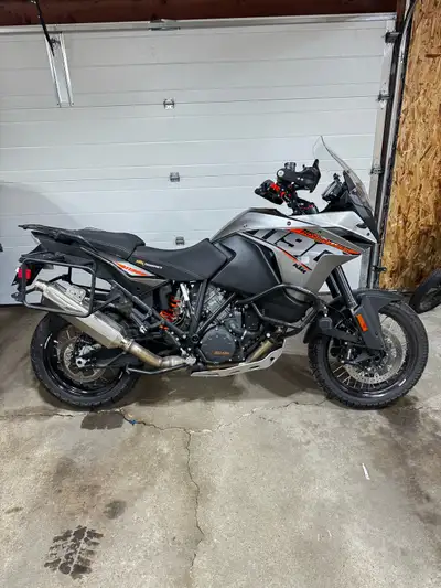 Posting up my 2015 ktm 1190 adventure S. The bike is great condition with a tasteful array of upgrad...