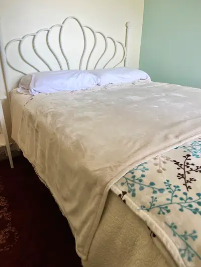 Queen bed/frame/headboard located in Borden, SK, View more