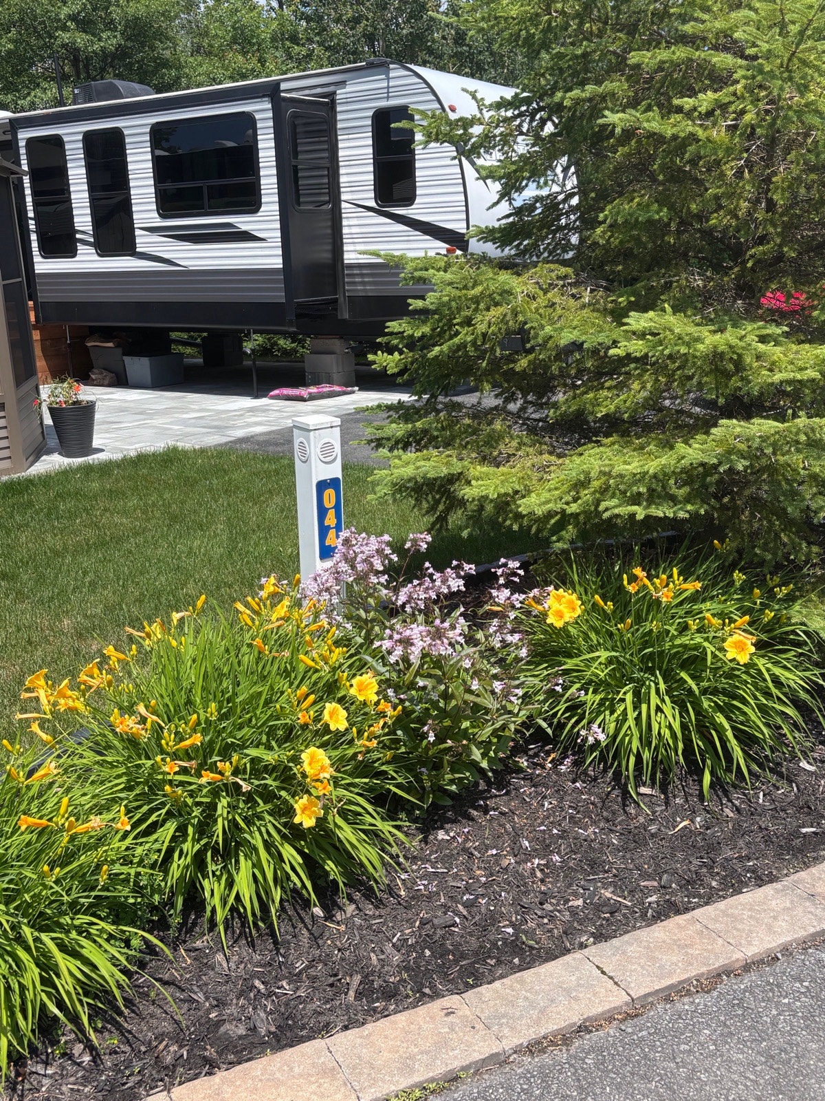 415 Mnt Saint-Claude — photo 1
