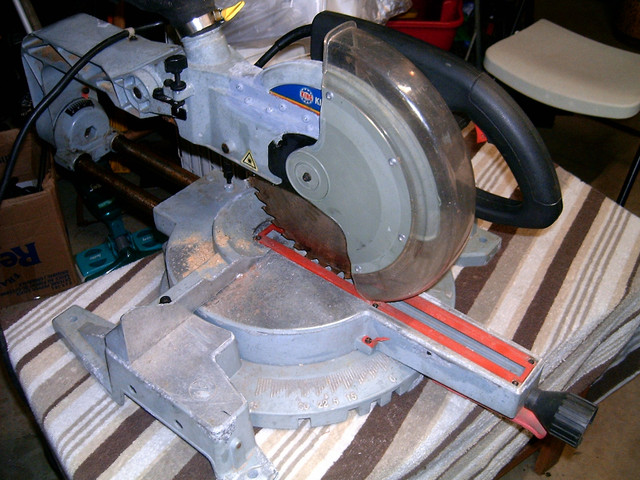 10 " king Canada sliding compound saw works good  $65 in Power Tools in Charlottetown - Image 4