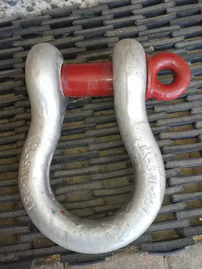25 Ton shackle, 2"diameter screw pin, $120. , Located in Milton, contact (416)316-1953