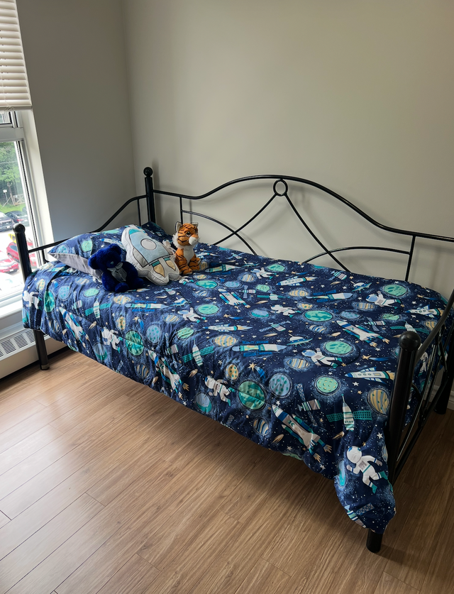 Black bed for sale in Beds & Mattresses in Kitchener / Waterloo - Image 3