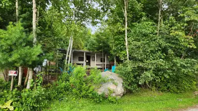Seasonal trailer on site at Woodrest Resort (woodcrestresort.ca). Located in Harlowe ON. Interior ha...