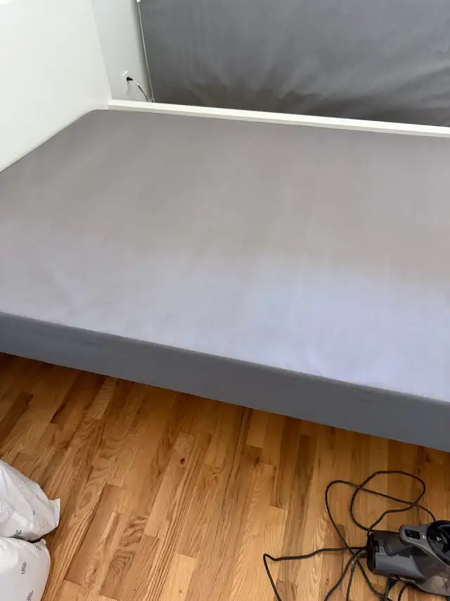 Cadre de lit MALM IKEA queen très bon état  in Beds & Mattresses in City of Montréal - Image 5