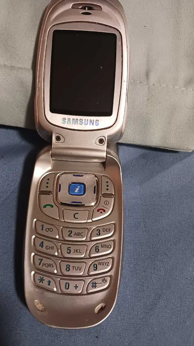 Samsung Flip Phone in Cell Phones in Vancouver - Image 3