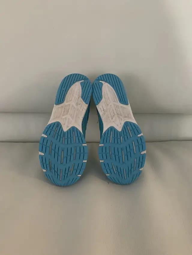 ASICS Junior Shoe in Other in Winnipeg - Image 3