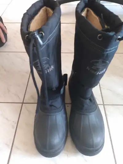 BOTTES DE SKIS DOO KAMIK POUR HOMME OU FEMME GRANDEUR 10 COMME NEUVES 20$ AUBAINE DE SHAWINIGAN SUD...