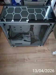 Corsair 570X RGB ATX Mid-Tower Case+ Gigabyte P650B power supply in System Components in City of Toronto - Image 4