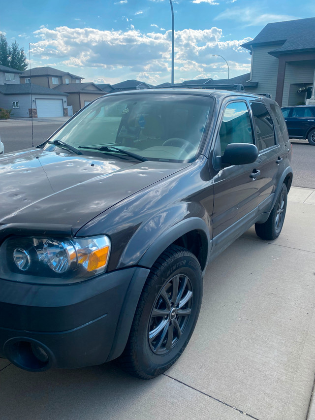 For sale. 2006 for Escape XL 4WD V6Grey in color. in Cars & Trucks in Medicine Hat - Image 4