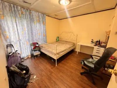 A mean floor big room with private bathroom for rent.