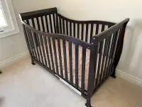 Adjustable baby crib 
