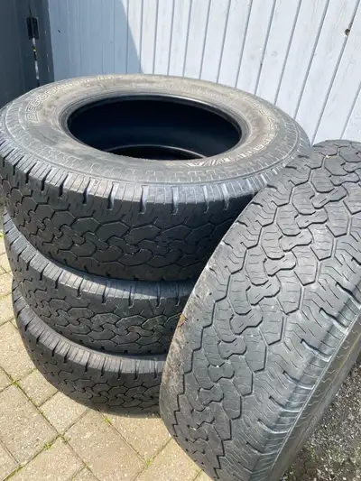 À Vendre : 4 pneus BF Goodrich 17” ! Description : Je vends un ensemble de 4 pneus BF Goodrich toute...