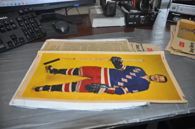 Doug Harvey New York Rangers nhl hockey 1962 from quebec magazin in Arts & Collectibles in Victoriaville - Image 5