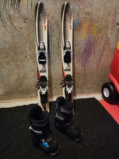 Rossignol 80cm skis and rear entry Rossignol ski boots. Size 7-8 boots. Says 5-6 on the boot however...