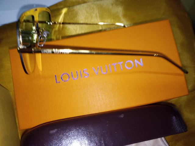 Brand new Louis Vuitton sunglasses  with box  dans Art et objets de collection  à Ville de Montréal - Image 2