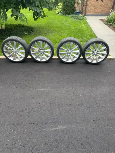 21 inch Tesla model S rims on Michelin Pilot Sport 245/35 ZR 21 tires 8/10 consition. Some curb rash...