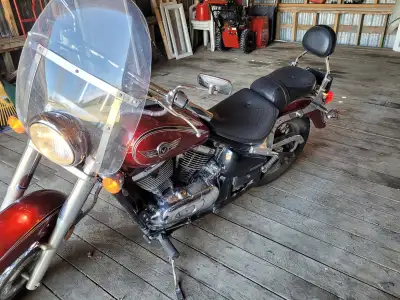 Moto kawasaki vulcan Année: 2002 Moteur: 800 Km: 51 704 Pneus avant et arrière neufs Batterie neuve