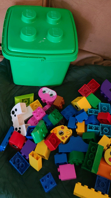 Lego Duplo bucket filled with building blocks  dans Jouets et jeux  à London - Image 2