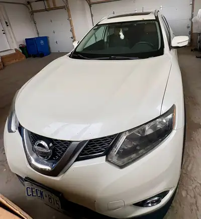 FOR SALE: *SUV 2015 Nissan Rouge SV* 4Dr Pure Drive - White with black upholstery stainless interior...