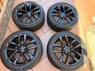 Hello, I have a set of 4 Rims and Tires, staggered for a 2022 Tesla Model S - 285/40/19 107W (Rear)...