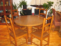 TABLE + 4 CHAISES en CHENE MASSIF / SOLID OAK TABLE + 4 CHAIRS