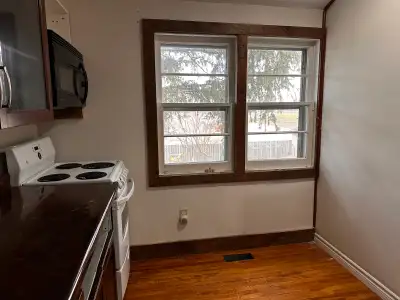 I am offering a bright and cozy private room for rent that features beautiful hardwood floors and ch...