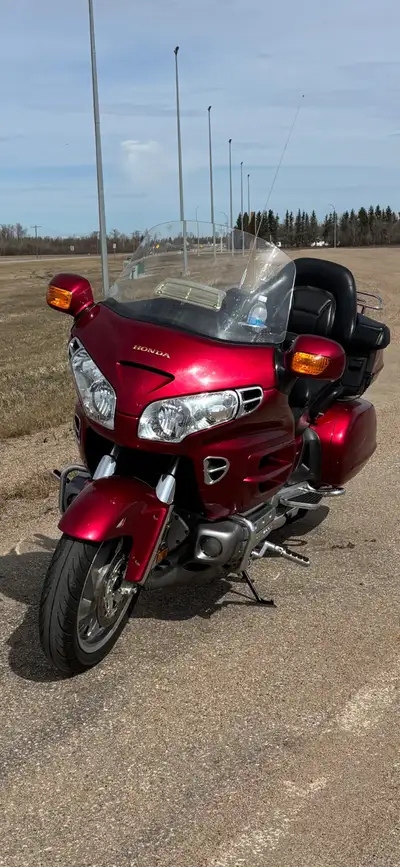 2003 Honda Goldwing GL 1800 92,000 KMS New Tires Oil just changed 500 kms ago This bike needs nothin...