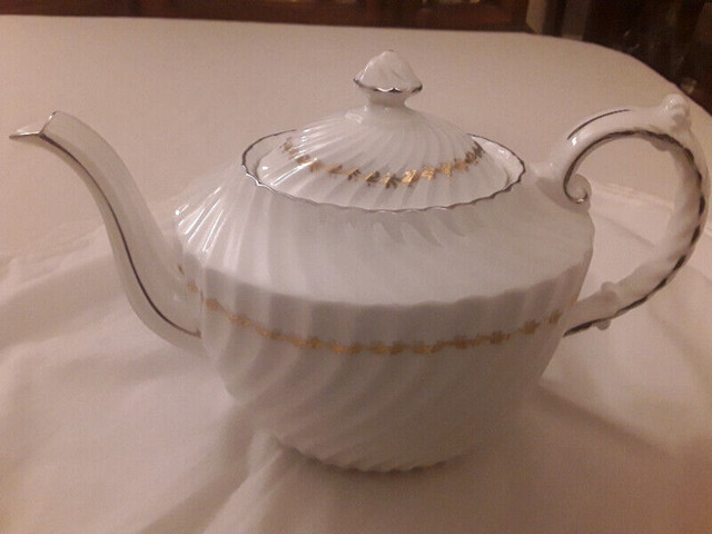 AYNSLEY FINE BONE CHINA TEAPOT - AURORA - ENGLAND in Arts & Collectibles in City of Toronto - Image 3