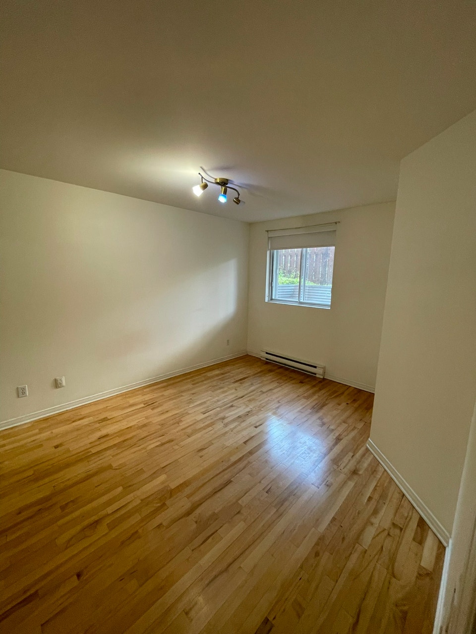 Grand 4½  – Plateau Mt-Royal – Métro Laurier – Terrasse privée 4