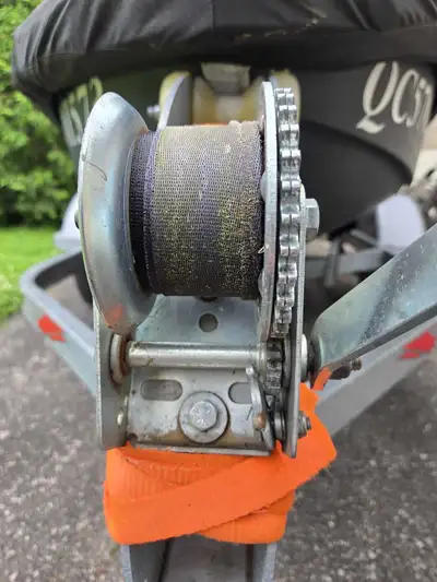 Crick de bateau/ motomarine/ Avec sangle et crocher. La petite dent a besoin d être réajuster car el...