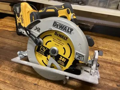 DEWALT 20v MAX XR BR. 7 1/4” CIRCULAR SAW/BRAKE and 8.0 AH BATT., View more