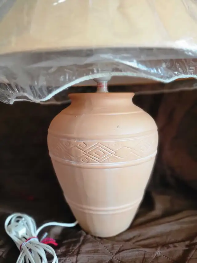 Terracotta table lamp peach colour with shade in Indoor Lighting & Fans in City of Toronto - Image 3