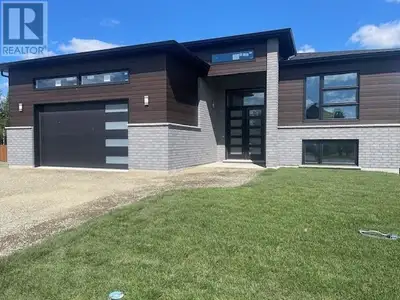 Upper-level unit / Upper floor rental 3 Bedrooms, 2 Bathrooms (3BR / 2BA) Attached or private garage...