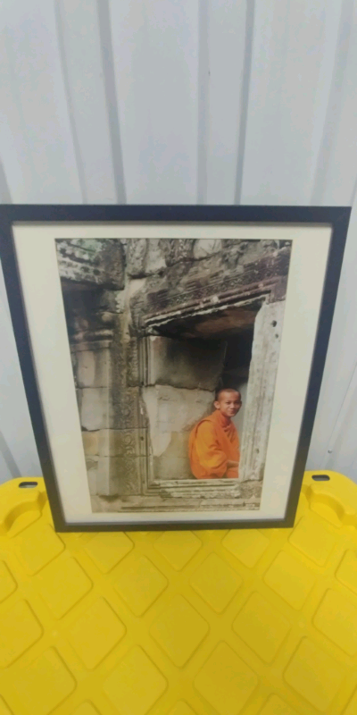 Belle photo encadrée et vitrée d'un moine Kmer au Cambodge. Parfait pour mettre une belle touche de...