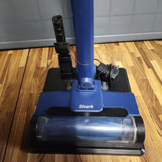 Shark wireless Vacuum cleaner rubber power fins small cordless - in Vacuums in Oakville / Halton Region - Image 11