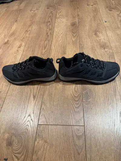 SOULIERS COLOMBIA NEUF POINTURE (10 US) SE VEND AU MAGASIN EQUIPEUR 120.00$ plus taxe