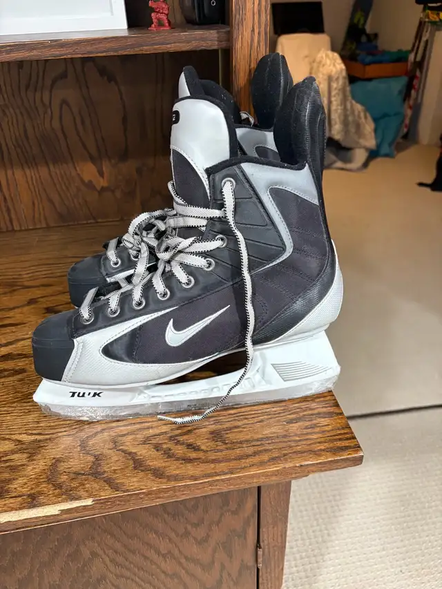 Nike hockey skates men’s 9 in Skates & Blades in Guelph - Image 2