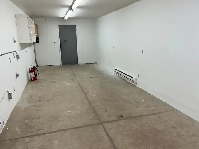 Unique Warehouse / Shop Leaside Business Park in Commercial & Office Space for Rent in City of Toronto - Image 3