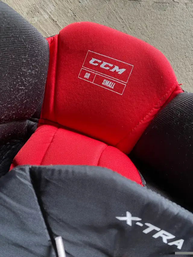 New - CCM X-Tra senior small hockey pant - new in Hockey in Mississauga / Peel Region - Image 3