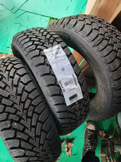 3 pneu neuf 225 60r16 Je peux me déplacer si désiré