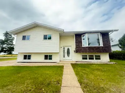 Located on 15 Ave E and Marquis Rd. 4 Bed, 3 Bath House for rent. Includes a spacious backyard, 2 ca...