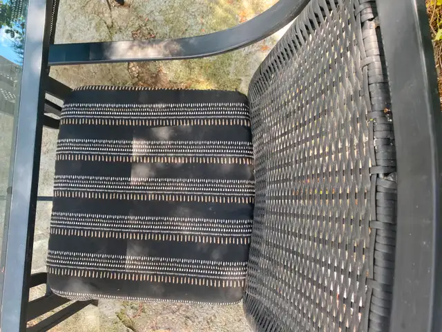 Glass outdoor table and chairs in Dining Tables & Sets in Napanee - Image 3