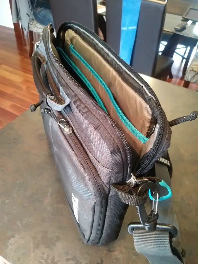 Très beau sac/mallette NEUVE Thule Subterra à moitié prix in iPad & Tablet Accessories in Saint-Hyacinthe - Image 5
