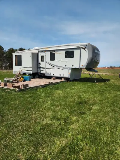 Big Country fifth wheel trailer, be Heartland. 2011 32.5 feet trailer with 3 pull outs. Bedroom incl...