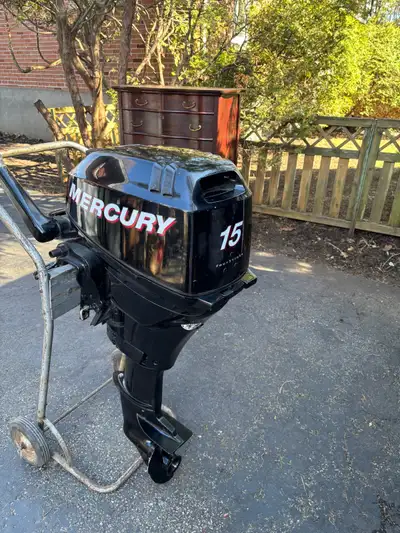 Moteur horsbord Mercury 15hp Outbord engine. 2007 long shaft mise au point complète vient d’être fai...