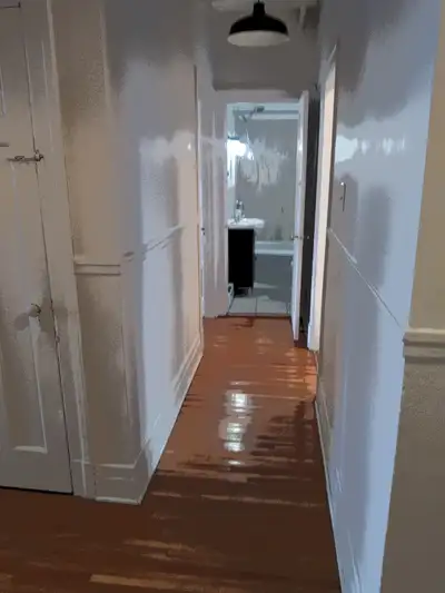 Prix reduit. Metro place St-henri a 4 mins , grand logis 3 chambres. Fermer , 3 ieme. , hydro non in...