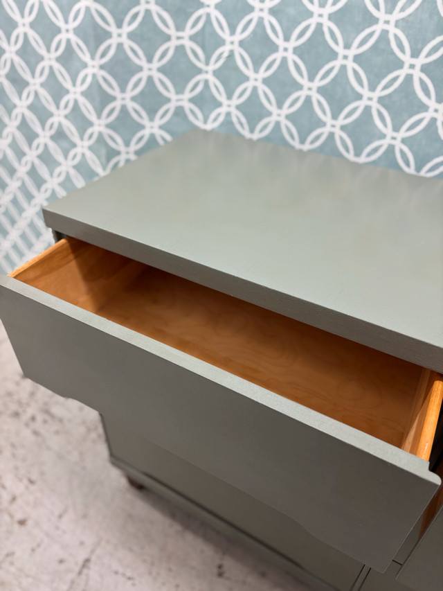 (Free Delivery) Refinished Dresser • Commode Revalorisee dans Commodes et armoires  à Ville de Montréal - Image 3