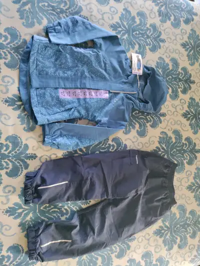 Brand New Paradox 2 PCs Rain Suit for sale. Size: XS / TP 4/5