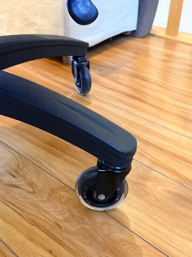 Solid Ergonomic Office Chair in Chairs & Recliners in Markham / York Region - Image 7